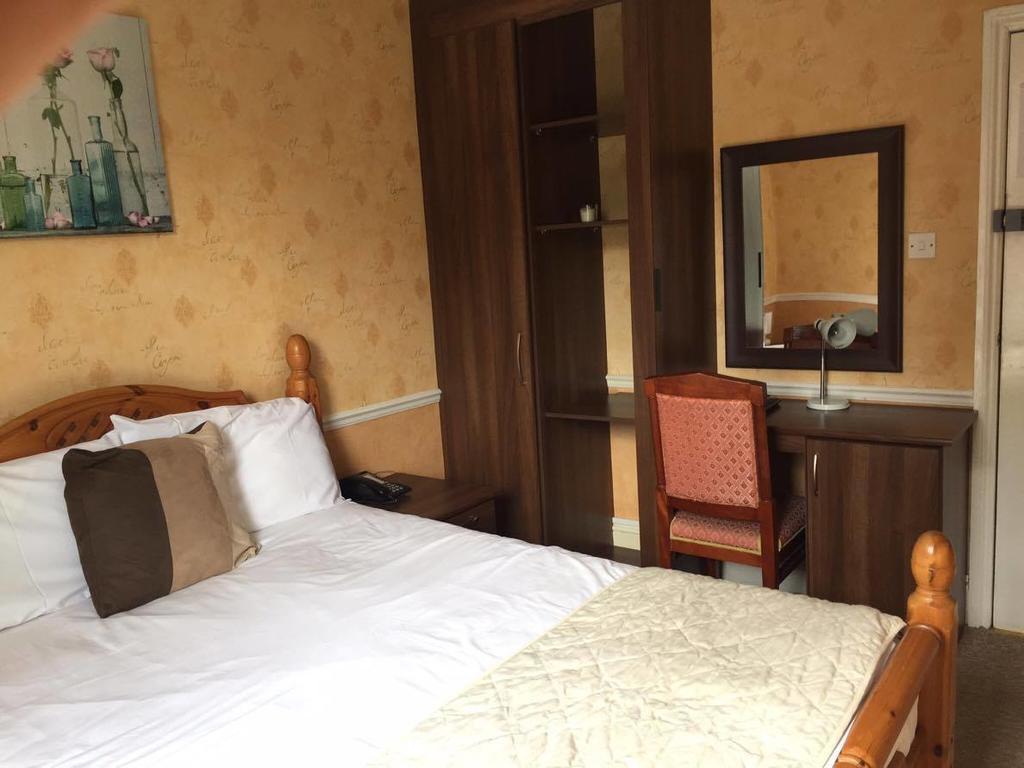 The Pines Guest Accommodation Chippenham  Ngoại thất bức ảnh