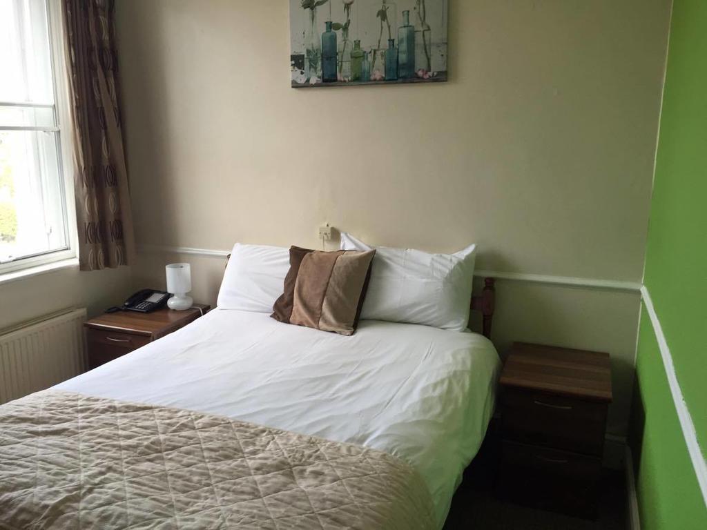 The Pines Guest Accommodation Chippenham  Ngoại thất bức ảnh