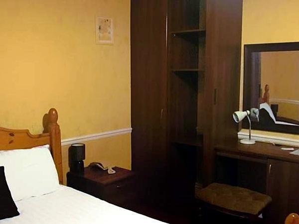 The Pines Guest Accommodation Chippenham  Ngoại thất bức ảnh