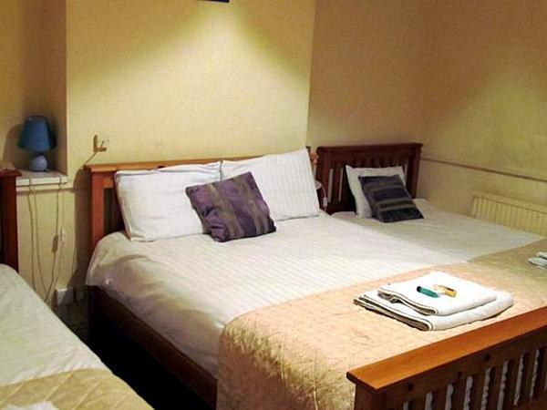 The Pines Guest Accommodation Chippenham  Ngoại thất bức ảnh