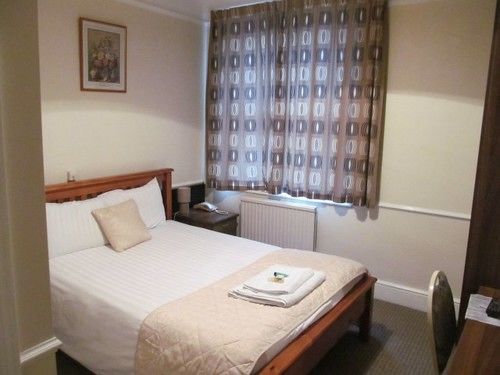 The Pines Guest Accommodation Chippenham  Ngoại thất bức ảnh